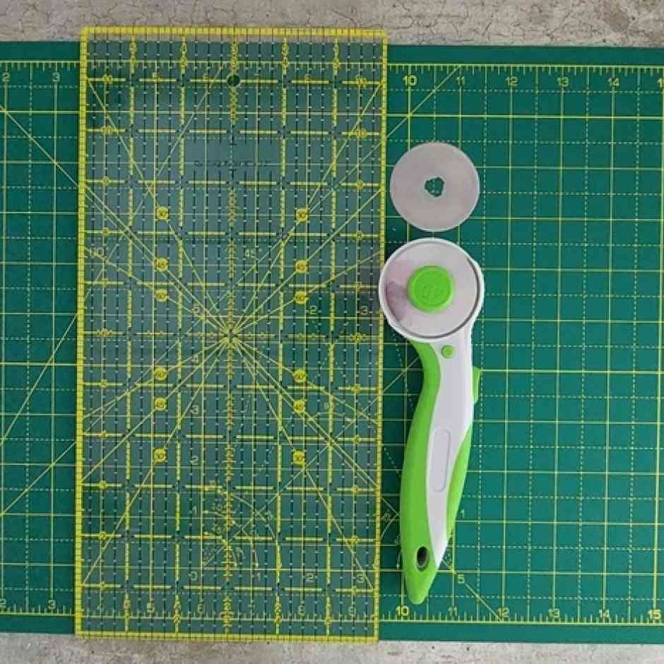 Quilters Kit A3 cutting mat, Rotary cutter, 6" x 12" Ruler and extra